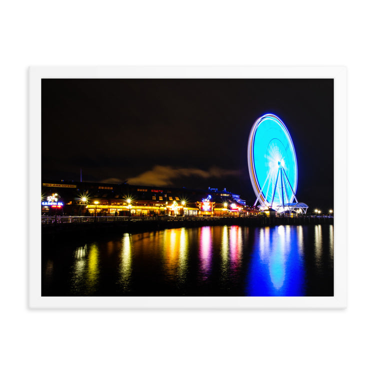 Lámina enmarcada Parque frente al mar de Seattle en la noche